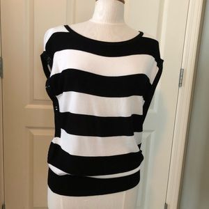 Sleeveless lightweight sweater with sequence trim
